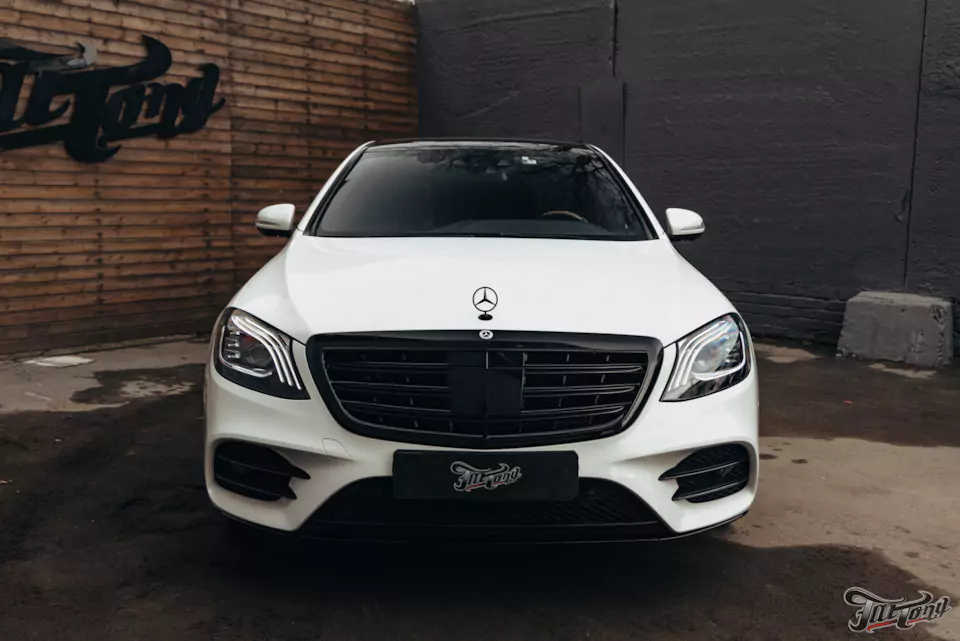 Выполнили полный антихром для Mercedes W222, произвели комплекс детейлинг-услуг и фирменный Шиномонтаж на вибростенде на стендах Hunter